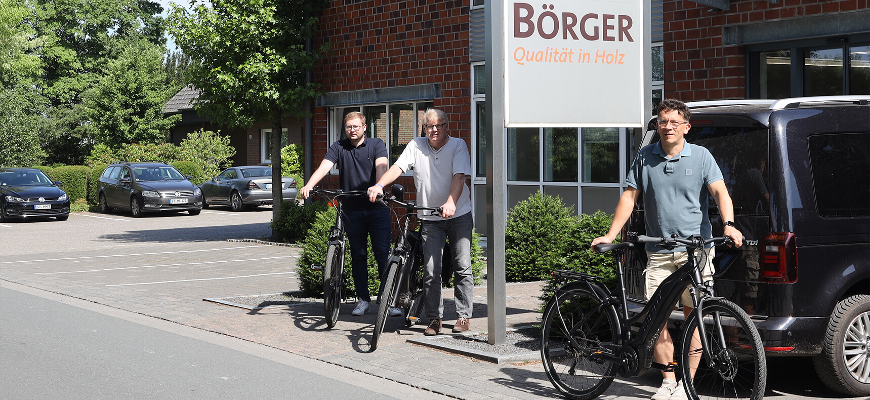 Börger Mitarbeiter mit E-Bikes vor Firmengebäude